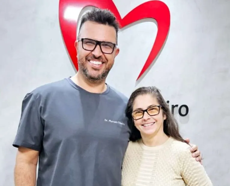 Sueli, paciente, ao lado do Dr. Marcelo Ribeiro